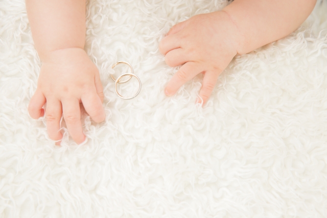赤ちゃんと結婚指輪